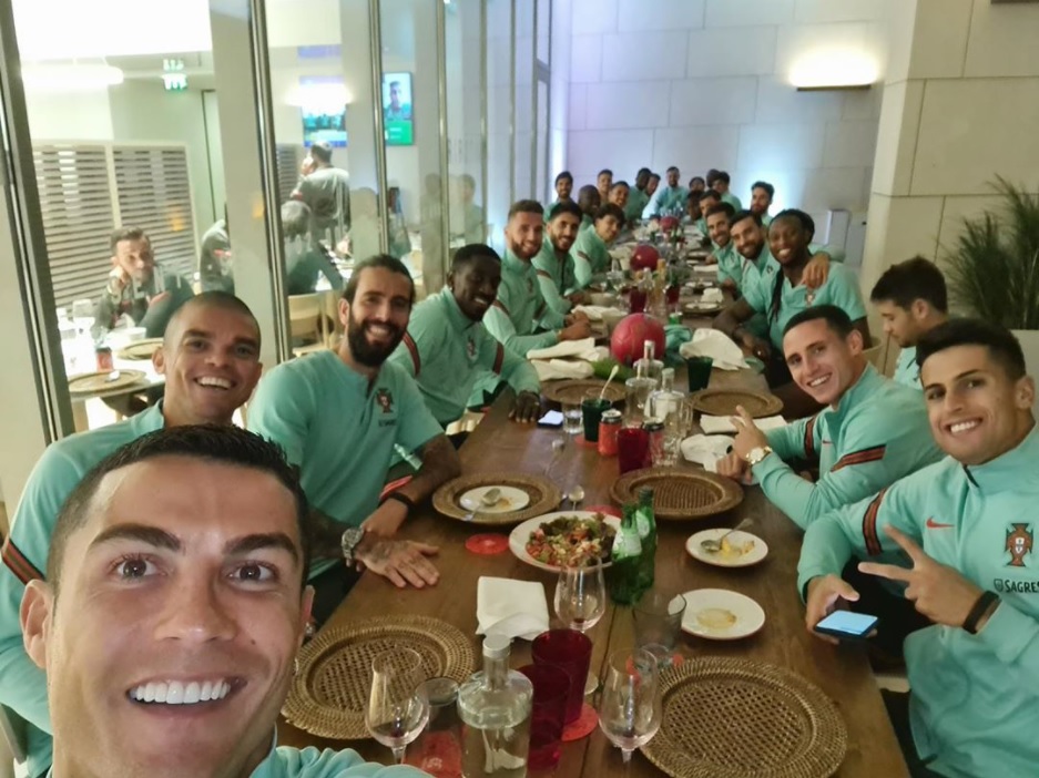 ポルトガル代表のチームメイト達と（画像は『Cristiano Ronaldo　2020年10月12日付Instagram「Unidos dentro e fora do campo!」』のスクリーンショット）