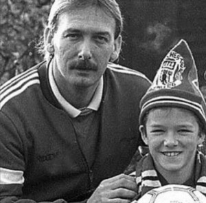 最愛の父テッドさんと幼少時のデヴィッド（画像は『David Beckham　2020年6月21日付Instagram「Happy Father’s Day dad x love you」』のスクリーンショット）