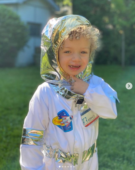 宇宙飛行士のコスチュームを着たアドニスくん（画像は『Sophie Brussaux　2020年10月11日付Instagram「Joyeux anniversaire mon amoureux!」』のスクリーンショット）