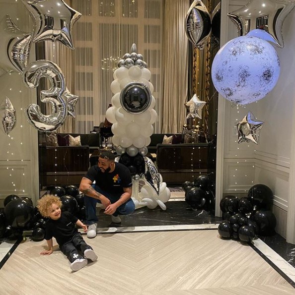 息子アドニスくんの3歳の誕生日を祝うドレイク（画像は『champagnepapi　2020年10月11日付Instagram「Young Stunna.」』のスクリーンショット）