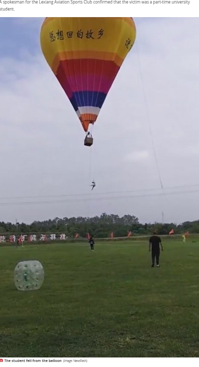 バスケットから落下する男性（画像は『Mirror　2020年10月7日付「Hot air balloon worker plummets 30ft to his death on first day of new job」（Image: Newsflash）』のスクリーンショット）