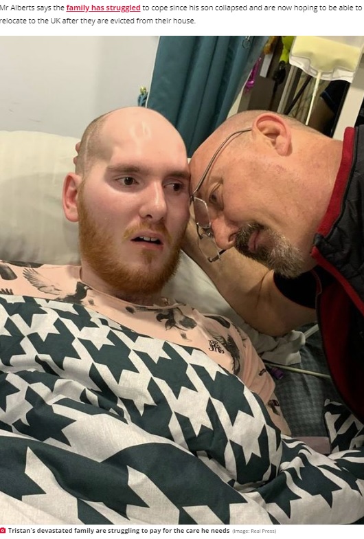 病院での治療代で苦しむ父（右）と（画像は『Daily Star　2020年10月23日付「Brit bodybuilder unable to see, talk and walk after supplements put him in coma」（Image: Real Press）』のスクリーンショット）