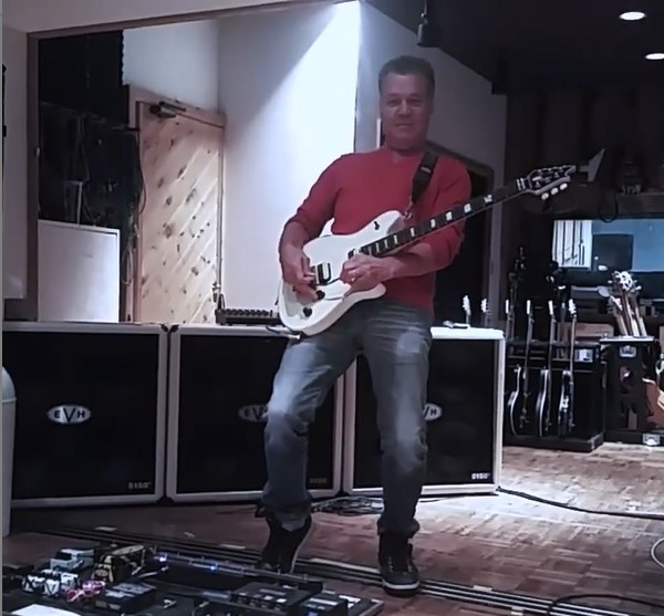 驚異的なギタープレイヤーだったエディ・ヴァン・ヘイレン（画像は『Eddie Van Halen　2017年5月15日付Instagram「Having fun making animal noises on my new Wolfgang USA Signature Guitars.」』のスクリーンショット）