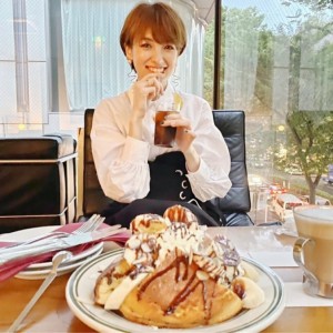 濱口優もカフェで妻・南明奈を撮影（画像は『濱口優　2020年10月16日付Instagram「「パンケーキ食べたいねん」」』のスクリーンショット）