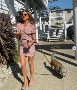 愛犬クライドと散歩をするジェニファー（画像は『Jennifer Aniston　2019年11月13日付Instagram「Girl’s best friend... bring Clyde to work day.」』のスクリーンショット）