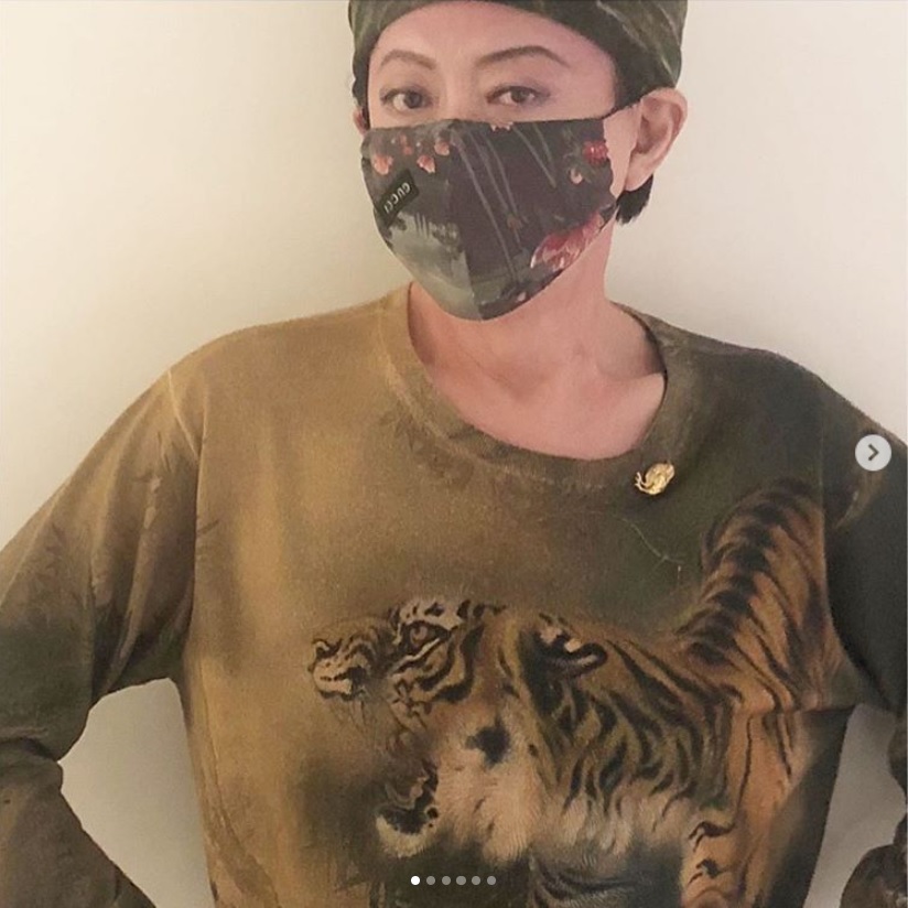 美川憲一「お気に入りの 虎のセーター」で（画像は『美川 憲一　2020年10月12日付Instagram「どーも。美川憲一よ～」』のスクリーンショット）