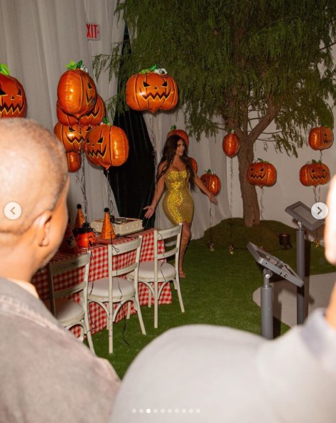 ハロウィンをテーマにした誕生会で（画像は『Kim Kardashian West　2020年10月23日付Instagram「All I can say is WOW!」』のスクリーンショット）