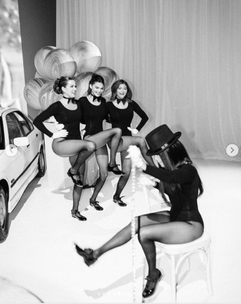 ボトルガールに扮した4姉妹（画像は『Kim Kardashian West　2020年10月23日付Instagram「All I can say is WOW!」』のスクリーンショット）