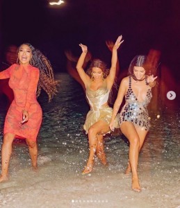 ビーチで大はしゃぎするキム（中央）（画像は『Kim Kardashian West　2020年10月29日付Instagram「Night Swim」』のスクリーンショット）