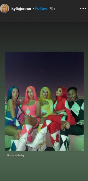 パワーレンジャーに仮装したカイリーと友人達（画像は『Kylie　2020年10月29日付Instagram』のスクリーンショット）