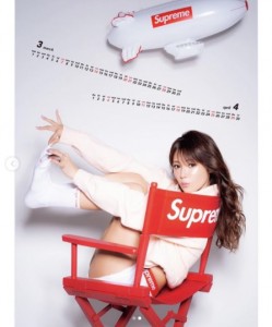 Supremeを着こなす深田恭子（画像は『深田恭子　2020年10月26日付Instagram「肌寒くなって来た今日この頃皆様、いかがお過ごしですか」』のスクリーンショット）