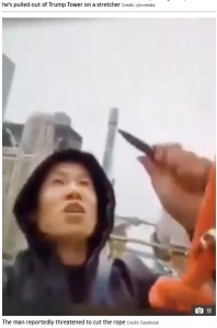 Facebook上にはナイフを手に持った男の姿も（画像は『The Sun　2020年10月19日付「TALKED DOWN Knife-wielding ‘BLM activist’ in custody after dangling from Trump Tower for 13hrs and demanding to talk to president」（Credit: Facebook）』のスクリーンショット）