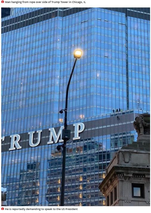 「TRUMP」の文字の横にぶら下がる男の姿が（画像は『Mirror　2020年10月19日付「Man dangles from 16th floor of Trump Tower by rope ‘demanding to speak to US President’」』のスクリーンショット）