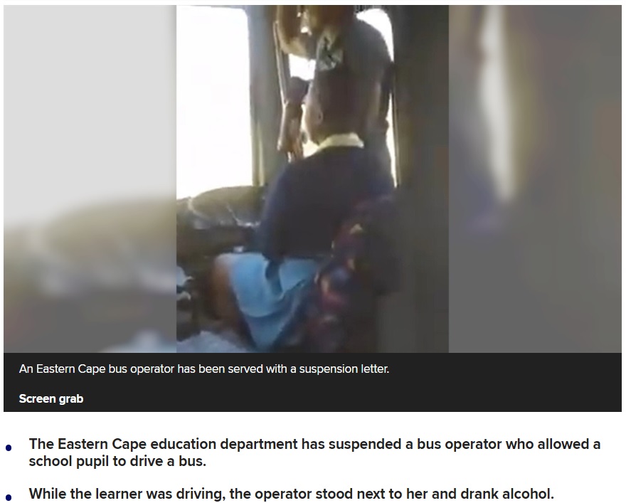 生徒の横に立つ本来のドライバー、手にはビール瓶が（画像は『News24　2020年10月21日付「School bus driver seen in viral clip giving the wheel to pupil while he drinks booze suspended」』のスクリーンショット）