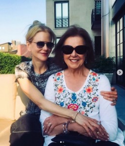 「とても強い母親」ジャネールさんとニコール（画像は『Nicole Kidman　2020年5月10日付Instagram「I know so many of us are not getting the chance to kiss and hug our Mums today, but to all the Mothers of the world - we are always with you and celebrating you」』のスクリーンショット）