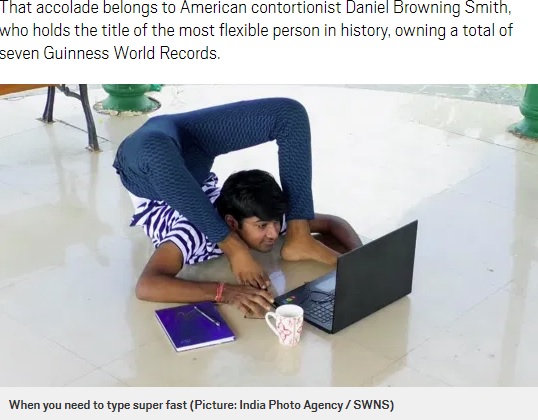 こんな体勢もらくらく（画像は『Metro　2020年10月29日付「Super flexible man can turn his head 180 degrees and bend legs over his head to type with his feet」（Picture: India Photo Agency / SWNS）』のスクリーンショット）
