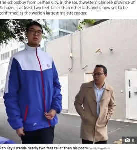 服も特注サイズの小宇君（画像は『The Sun　2020年10月20日付「NEW HEIGHTS This is the 14-year-old Chinese boy who measures well over 7 feet tall and is set to become the tallest male teenager」（Credit: Newsflash）』のスクリーンショット）