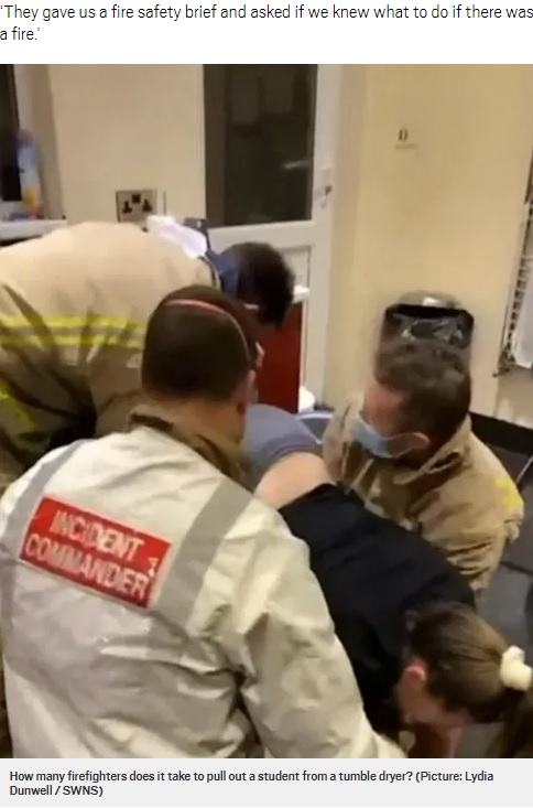 消防士3人に助けてもらう女性（画像は『Metro　2020年10月4日付「Boozy student rescued by firefighters after getting stuck inside a tumble dryer on a dare」（Picture: Lydia Dunwell / SWNS）』のスクリーンショット）