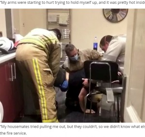 慎重に作業する消防士（画像は『WalesOnline　2020年10月3日付「Firefighters respond to 999 all to rescue student from tumble dryer」』のスクリーンショット）