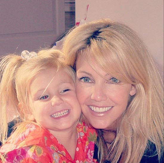 幼い頃のアヴァさんと母親のヘザー（画像は『Heather Locklear　2012年10月14日付Instagram「I love you! ＠avasambora」』のスクリーンショット）