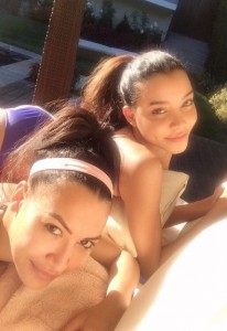 ジョージーくんの母親ナヤ（手前）と妹のニカエラ（画像は『NICKAYLA RIVERA　2015年1月25日付Instagram「Happy Saturday」』のスクリーンショット）
