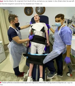 病院でのトリスタンさん（画像は『Daily Star　2020年10月23日付「Brit bodybuilder unable to see, talk and walk after supplements put him in coma」（Image: Real Press）』のスクリーンショット）