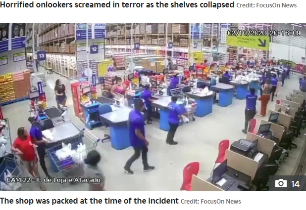 事故があったスーパーの店内（画像は『The Sun　2020年10月4日付「CRUSHED TO DEATH Supermarket worker, 21, killed after towering shelves collapsed as horrifying video shows shoppers run for their lives」（Credit: FocusOn News）』のスクリーンショット）