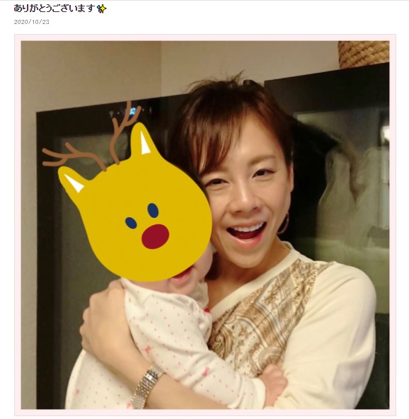 娘を笑顔で抱く高橋真麻（画像は『高橋真麻オフィシャルブログ　2020年10月23日付「ありがとうございます」』のスクリーンショット）
