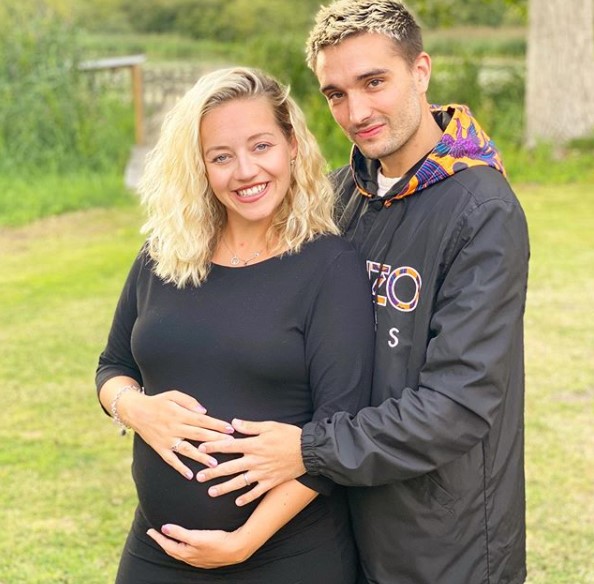 トムと妊娠中の妻ケルシー、11月に第2子が誕生する予定（画像は『Tom Parker　2020年8月24日付Instagram「I mean, how glowing does my wife look」』のスクリーンショット）