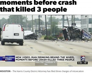 事故を起こしたホンダ車（左）と衝突されたピックアップトラック（画像は『Click2Houston　2020年10月27日付「New video shows man drinking behind wheel moments before crash that killed 3 people」』のスクリーンショット）