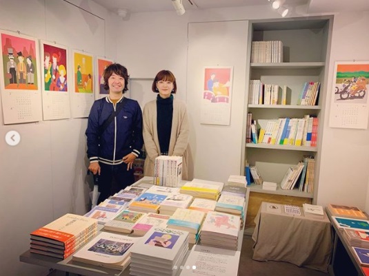 夫の和田唱と上野樹里（画像は『上野樹里　2020年10月14日付Instagram「10月7日から18日（12日休）、和田誠さんの書籍を販売する催しが行われています。」』のスクリーンショット）