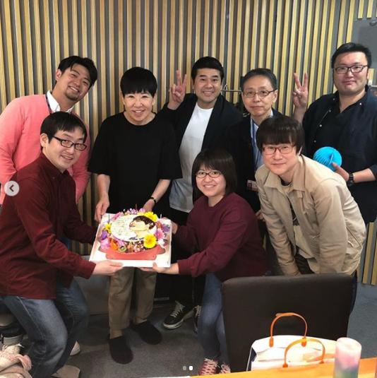  スタッフから誕生日をお祝いされた和田アキ子：2019年4月10日（画像は『和田アキ子　2019年4月10日付Instagram「先週、ラジオのスタッフがお祝いしてくれました」』のスクリーンショット）