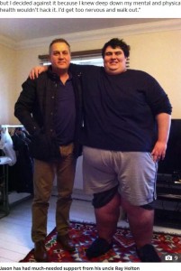 まだ立つことが可能だった頃、叔父と一緒に撮った写真（画像は『The Sun　2020年10月21日付「THE WEIGHT ESCAPE Britain’s 50st fattest man hoisted out of flat by crane after becoming addicted to fast food」』のスクリーンショット）