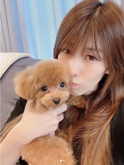 誕生日に愛犬を抱く吉田沙保里（画像は『吉田沙保里　2020年10月5日付Instagram「今日で38歳になりました」』のスクリーンショット）