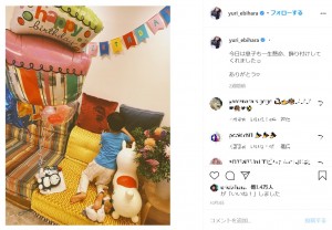 蛯原友里の誕生日に飾り付けを手伝う息子（画像は『YURI_EBIHARA　2020年10月3日付Instagram「今日は息子も一生懸命、飾り付けしてくれました」』のスクリーンショット）
