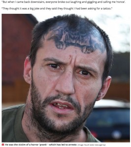 髑髏（どくろ）のタトゥーを上から追加したエドワードさん（画像は『Mirror　2020年11月28日付「Worker woke to find word ‘nonce’ tattooed on forehead as two arrested for GBH」（Image: South beds news agency）』のスクリーンショット）