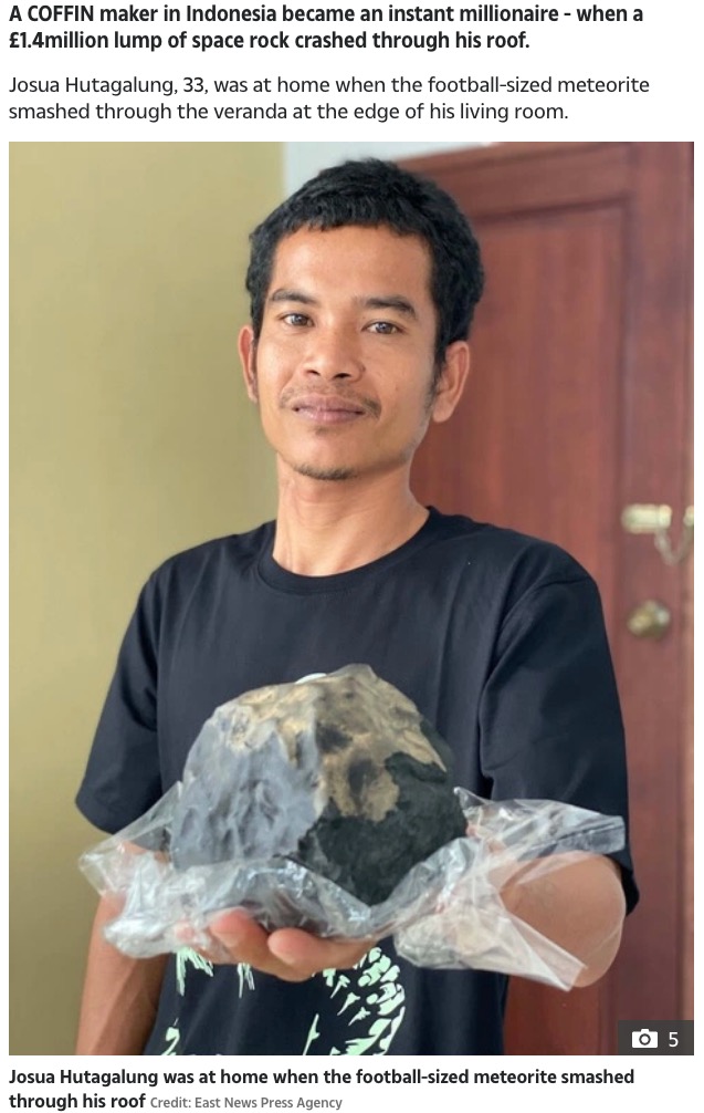 落下した隕石で億万長者になった男性（画像は『The Sun　2020年11月17日付「DEAD LUCKY Indonesian coffin maker becomes instant millionaire after ￡1.4million SPACE ROCK crashes through his roof」（Credit: East News Press Agency）』のスクリーンショット）