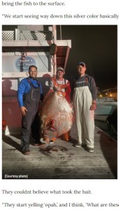 45分かけてオパを釣り上げた3人（画像は『WGHP FOX8　2020年11月11日付「Fishermen reel in 143-pound opah fish off Virginia coast」（Courtesy photo）』のスクリーンショット）