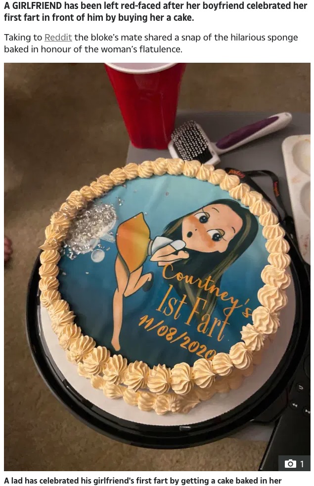 「コートニーの初オナラ 2020年11月8日」とメッセージ入りのケーキ（画像は『The Sun　2020年11月16日付「CONFLATULATIONS Girlfriend farts in front of her bloke for the first time… and he’s so chuffed he gets a cake baked in her honour」（Credit: reddit）』のスクリーンショット）