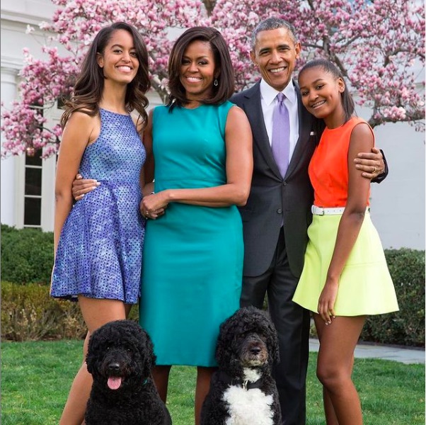 マリアさん（左）、ミシェル夫人、サーシャさん（右）（画像は『Barack Obama　2019年4月21日付Instagram「To all who celebrate today, happy Easter from our family to yours!」』のスクリーンショット）