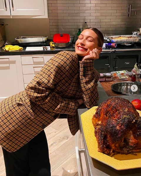 七面鳥の出来栄えに大満足のヘイリー・ビーバー（画像は『Hailey Baldwin Bieber　2020年11月26日付Instagram「1st time turkey maker（no it’s not burnt）」』のスクリーンショット）