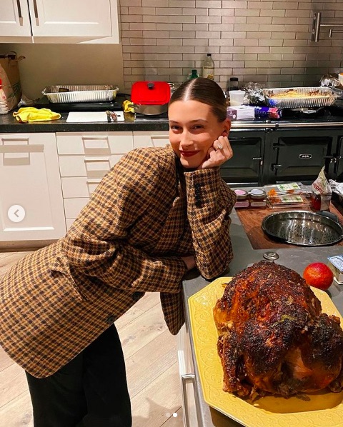 少々焦げ気味だが、満面の笑みのヘイリー（画像は『Hailey Baldwin Bieber　2020年11月26日付Instagram「1st time turkey maker（no it’s not burnt）」』のスクリーンショット）