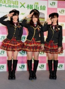 JRのイベントに登場した制服姿のAKB48チーム神奈川。左から岡田奈々、川栄李奈、大島涼花