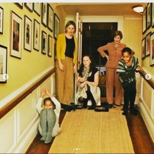 オバマ姉妹を見守るジェナさん、バーバラさん、ローラ夫人（画像は『Jenna Bush Hager　2020年11月10日付Instagram「Twelve years ago （!!!） today」』のスクリーンショット）