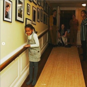 スロープが気に入った様子のサーシャさん（当時7歳）（画像は『Jenna Bush Hager　2020年11月10日付Instagram「Twelve years ago （!!!） today」』のスクリーンショット）