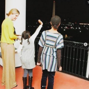 ホワイトハウスからの夜景に手を振るサーシャさん（中央）とマリアさん（右）（画像は『Jenna Bush Hager　2020年11月10日付Instagram「Twelve years ago （!!!） today」』のスクリーンショット）