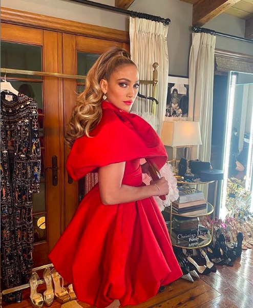 「Christian Siriano」の真っ赤なドレス姿で（画像は『Jennifer Lopez　2020年11月15日付Instagram「＃PeoplesChoiceAwards here I come...」』のスクリーンショット）