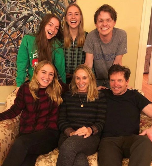 妻トレイシー（前中央）や4人の子供達と一緒に笑顔のマイケル（画像は『Michael J Fox　2020年6月21日付Instagram「Lucky dad」』のスクリーンショット）