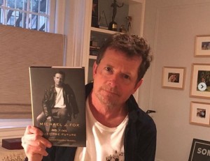 マイケルが執筆した回顧録は現地時間17日に出版予定（画像は『Michael J Fox　2020年10月21日付Instagram「Finished copies of my book No Time Like the Future have arrived.」』のスクリーンショット）