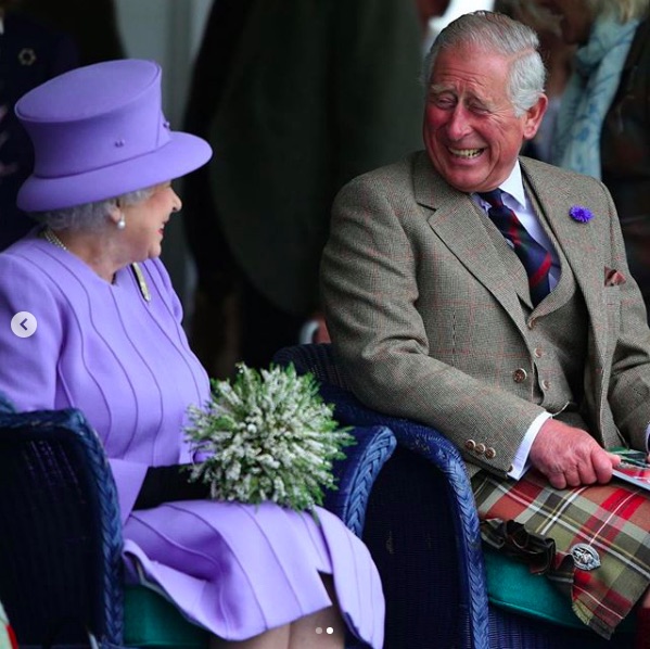 互いを見つめ笑い合うエリザベス女王とチャールズ皇太子（画像は『The Royal Family　2020年11月14日付Instagram「Wishing The Prince of Wales a very happy birthday today!」』のスクリーンショット）